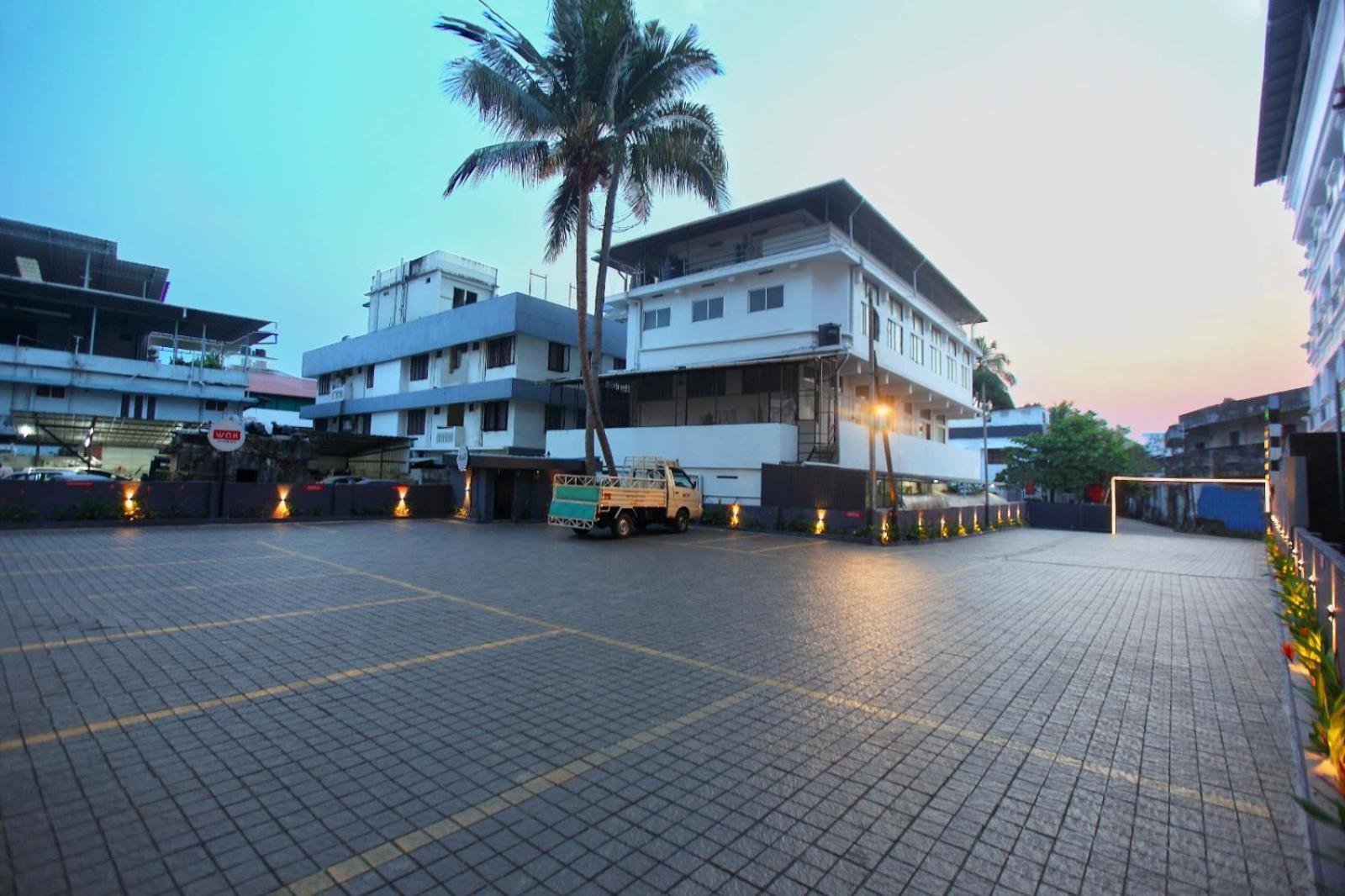 Park Residency Luxury Business Hotel Kochi Exterior photo